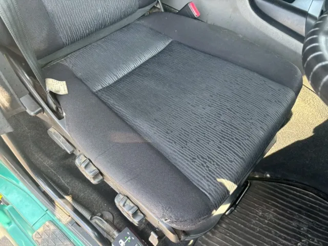 運転席座面にヘタリ・破れあります。|三菱 スーパーグレート 2PG-FU74HZの写真9