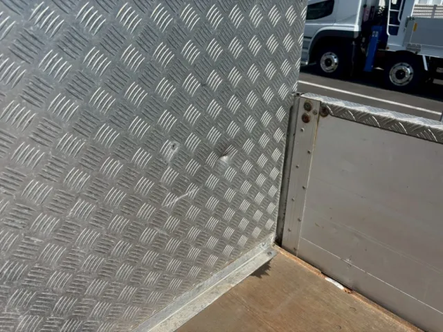 プロテクター運転席側にヘコミあります。|三菱 スーパーグレート 2PG-FU74HZの写真13