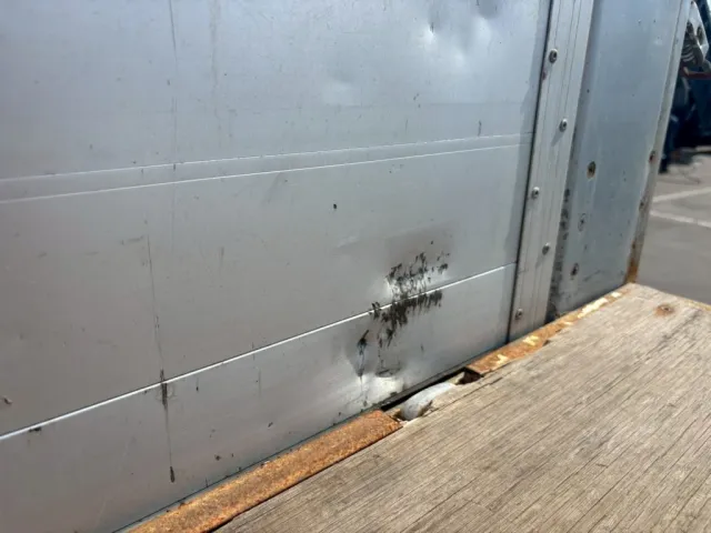 アオリ内側にへこみ傷あります。|三菱 スーパーグレート 2PG-FU74HZの写真17