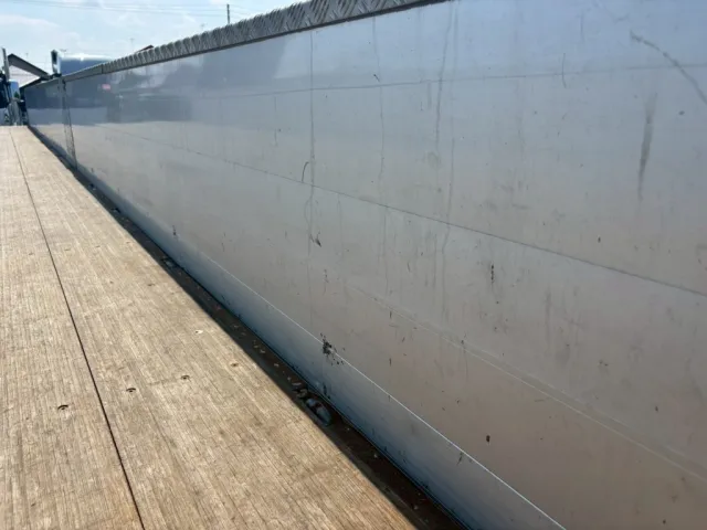 アオリ内側にへこみ傷あります。|三菱 スーパーグレート 2PG-FU74HZの写真18