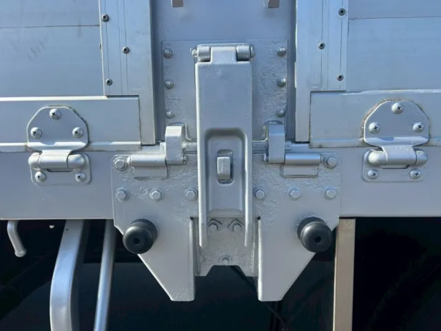 助手席側あおり中間柱の回転用ロックが破損・欠品しています。|三菱 スーパーグレート 2PG-FU74HZの写真20