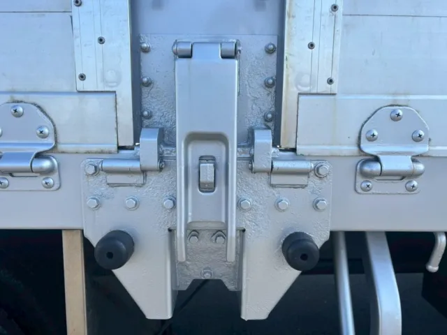 運転席側あおり中間柱の回転用ロックが破損・欠品しています。|三菱 スーパーグレート 2PG-FU74HZの写真21