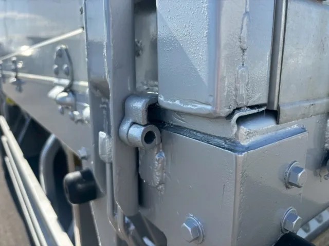 助手席側後方回転柱の丁番ピンが欠品しています。|三菱 スーパーグレート 2PG-FU74HZの写真22