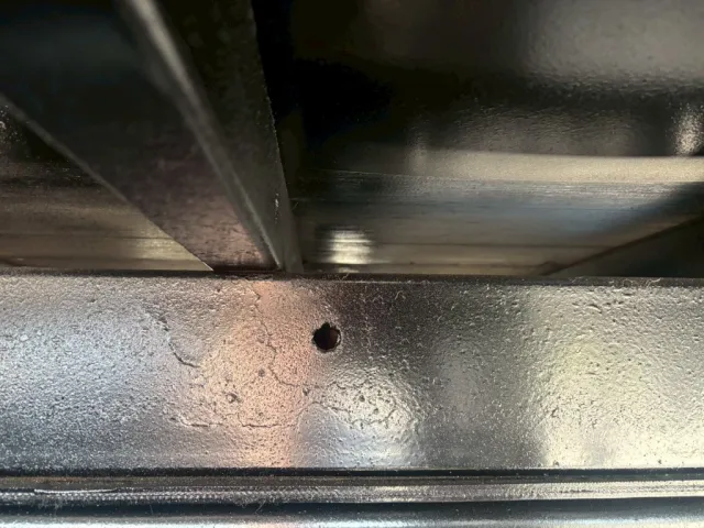 助手席側、縦横ネタ結合ステーが3軸目付近1カ所欠品しています。|三菱 スーパーグレート 2PG-FU74HZの写真23