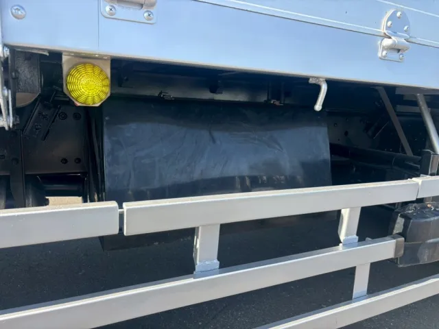 助手席側に工具箱が付いています。|三菱 スーパーグレート 2PG-FU74HZの写真32