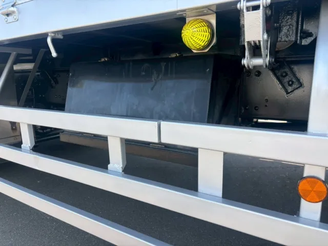 運転席側に工具箱が付いています。|三菱 スーパーグレート 2PG-FU74HZの写真33