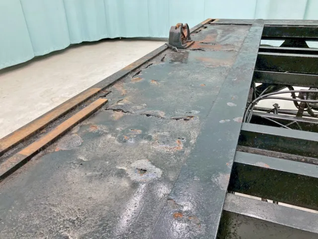 床板後方運転席側に腐食・穴あきがあります。|日通  NT2340の写真14