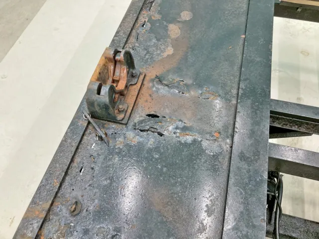 床板後方運転席側に腐食・穴あきがあります。|日通  NT2340の写真15