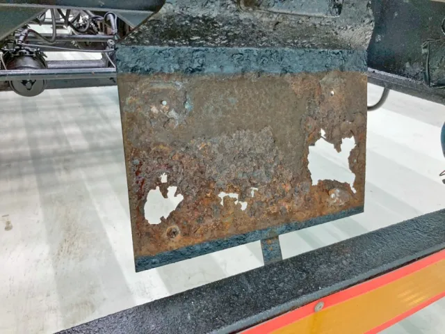 ナンバーステーに腐食・穴あきがあります。|日通  NT2340の写真20