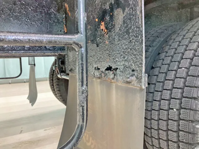 運転席側2軸目後方の泥除けステーに腐食・穴あきがあります。|日通  NT2340の写真22