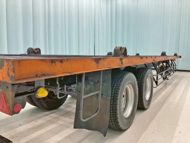 運転席側サイドレールの所々にサビがあります。|日通  NT2340の写真23