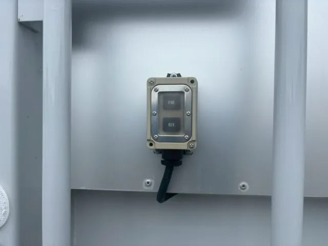 ボディー前方左右にバランス式アオリの開閉スイッチが付いています。(下段は手動式)|東邦  TE28H8C21改の写真25