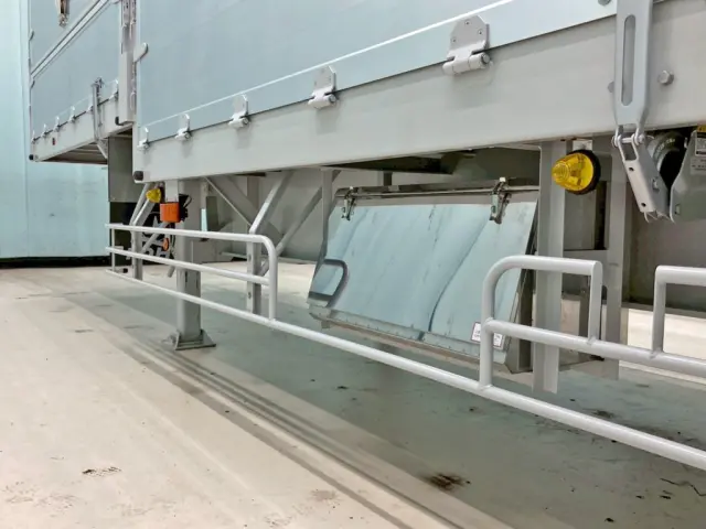 助手席側にステンレス製の工具箱が付いています。|東邦 東邦 TE28H8C21改の写真28