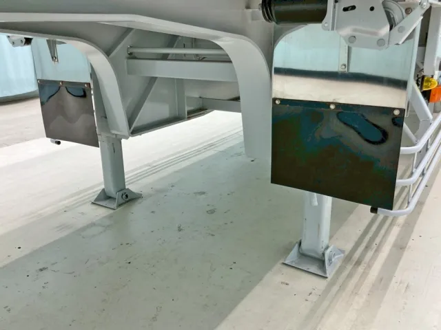 左右補助脚前方にステンレス製の泥除けステー 及び 泥除けシートが付いています。|東邦  TE28H8C21改の写真33