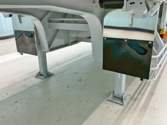 左右補助脚前方にステンレス製の泥除けステー 及び 泥除けシートが付いています。|東邦 東邦 TE28H8C21改の写真33