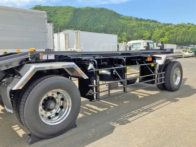 ホイールはアルミ製、フロントフェンダー・サイドバンパー・工具箱・リヤフェンダーはステンレス製です。|トレクス  FFB12402の写真20