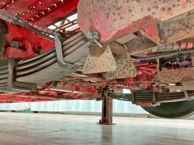 助手席側後部シャックル付近プレートに割れがあります。|ハマナ  HST109SJTDの写真6