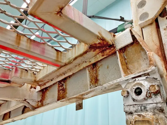 2F中フロアー跳ね上げ部分に亀裂があります。(助手席側)|ハマナ  HST109SJTDの写真19