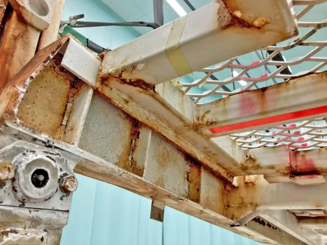 2F中フロアー跳ね上げ部分に亀裂があります。(運転席側)|ハマナ  HST109SJTDの写真20