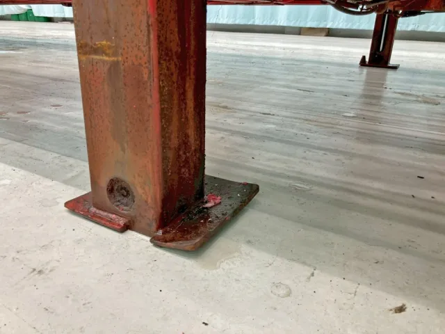 助手席側リヤジャッキの接地面に少々曲がりがあります。|ハマナ  HST109SJTDの写真33