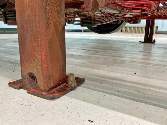 運転席側リヤジャッキの接地面に少々曲がりがあります。|ハマナ  HST109SJTDの写真34