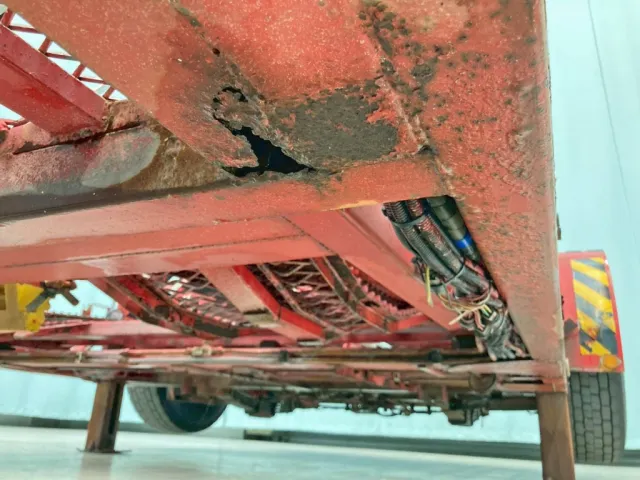 助手席側中央部に腐食・穴あきがあります。|ハマナ  HST109SJTDの写真45