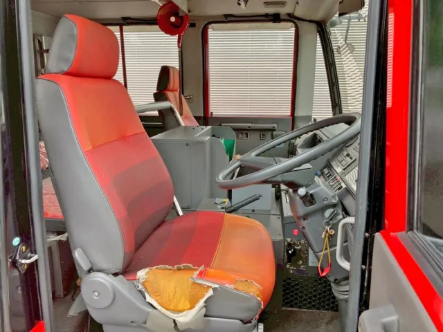 乗車定員は6名です。(前列の乗車定員は2名です)|日野  KL-PR4FPHFの写真10