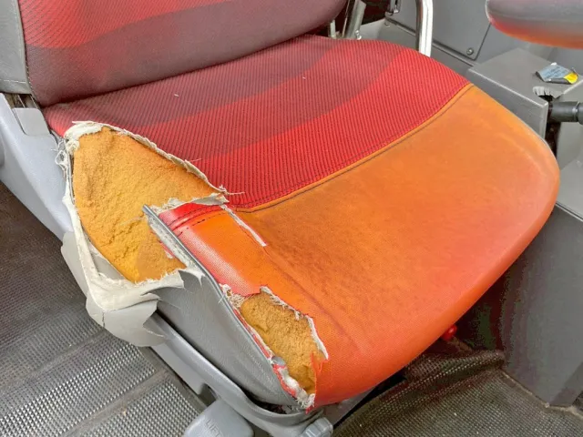 運転席座面にヘタリ・破れがあります。|日野  KL-PR4FPHFの写真11