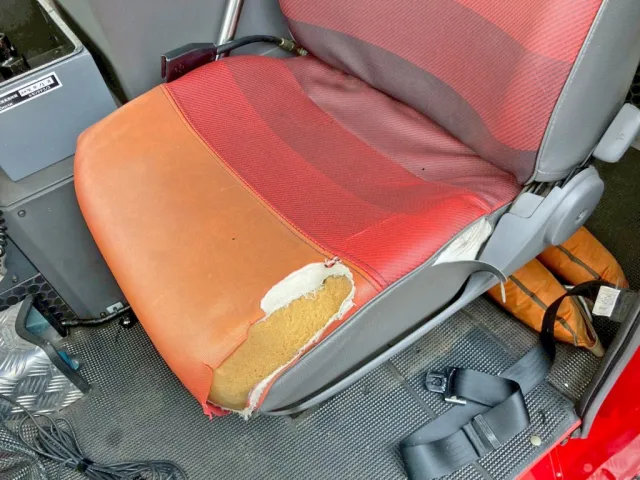 助手席座面にヘタリ・破れがあります。|日野  KL-PR4FPHFの写真12