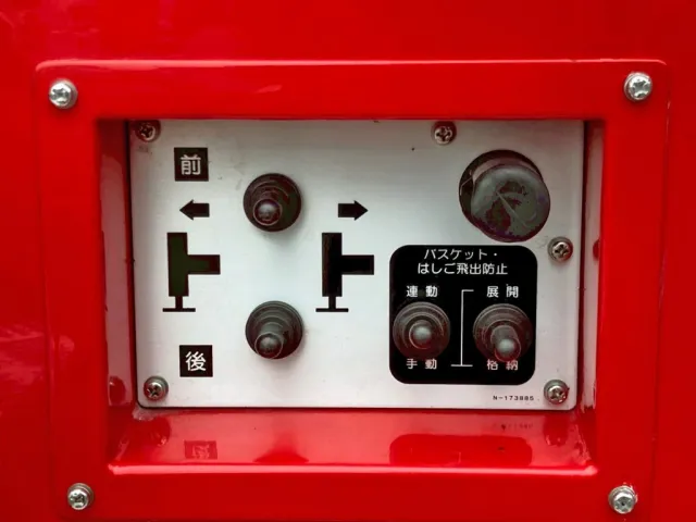 助手席側前後のアウトリガーの操作スイッチです。|日野  KL-PR4FPHFの写真21