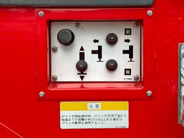 運転席側前後のアウトリガーの操作スイッチです。|日野  KL-PR4FPHFの写真22