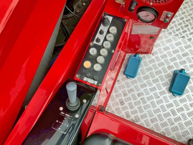 シート助手席側の操作スイッチ 及び 起伏・旋回の操作レバーです。|日野  KL-PR4FPHFの写真32