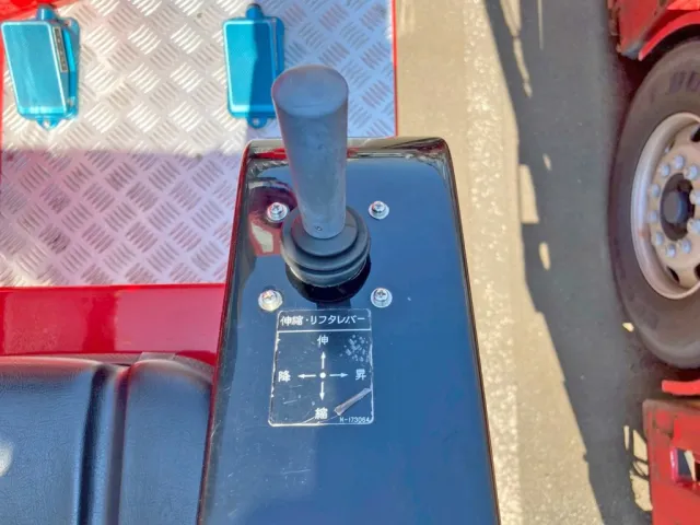 シート運転席側に伸縮・リフタレバーの操作レバーが付いています。|日野  KL-PR4FPHFの写真33