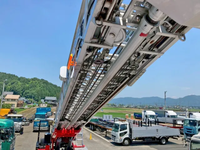 ハシゴ下部を前方から見た状態です。|日野  KL-PR4FPHFの写真43