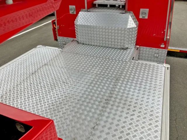 踊り場は縞板アルミです。(運転席側)|日野  KL-PR4FPHFの写真46