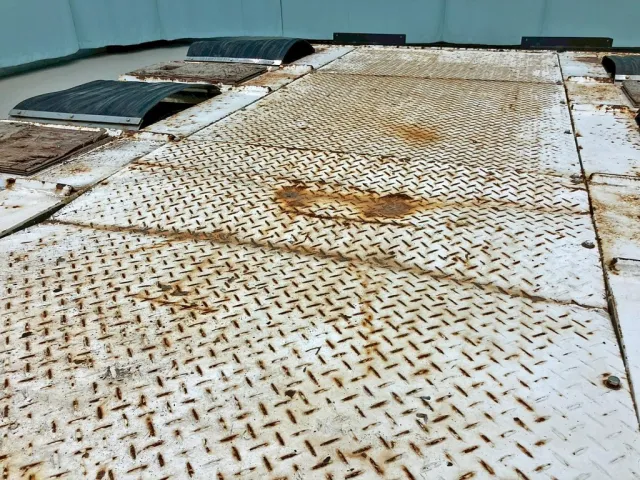 1軸目タイヤ間の鉄板にヘコミがあります。|THT  不明の写真20