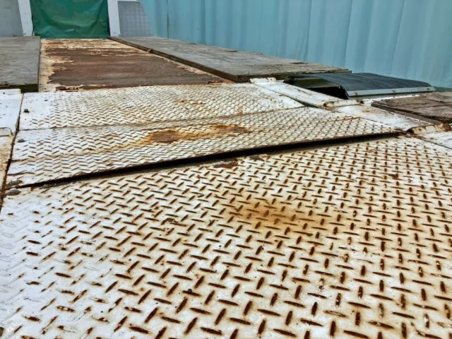 1軸目タイヤ間の鉄板に曲がりがあります。|THT  不明の写真21