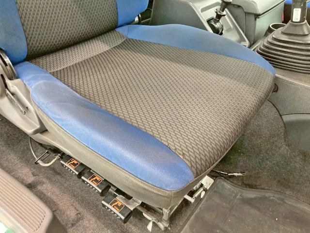 運転席座面にヘタリ・破れがあります。|いすゞ ギガ QDG-EXZ52BJの写真9