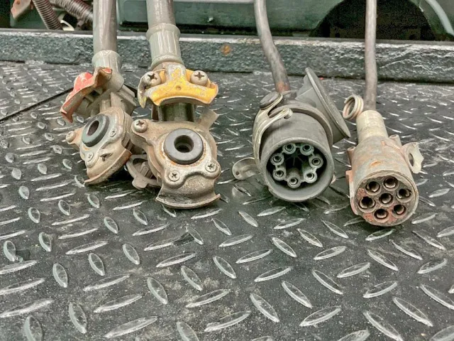 接続コネクターです。|いすゞ ギガ QDG-EXZ52BJの写真11