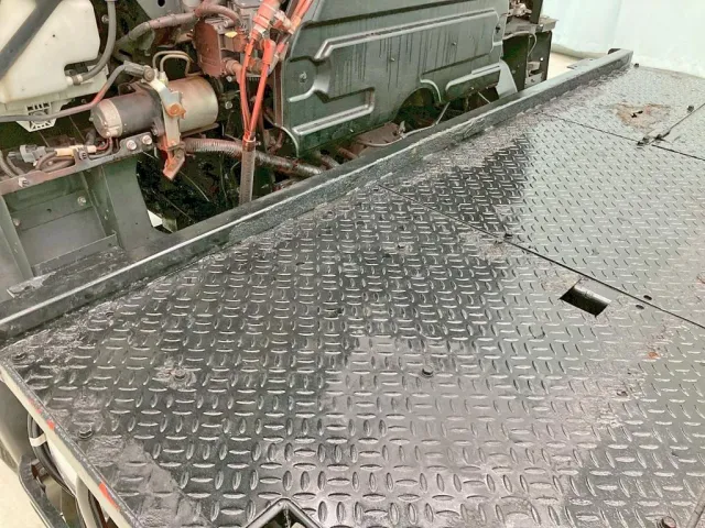 踊り場前方にサビがあります。|いすゞ ギガ QDG-EXZ52BJの写真12