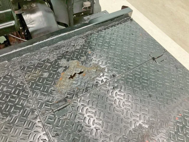 踊り場前方運転席側に腐食・穴あき箇所があります。|いすゞ ギガ QDG-EXZ52BJの写真13