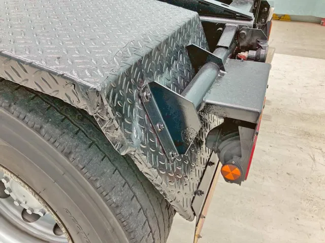 助手席リヤフェンダーにヘコミあります。|いすゞ ギガ QDG-EXZ52BJの写真16