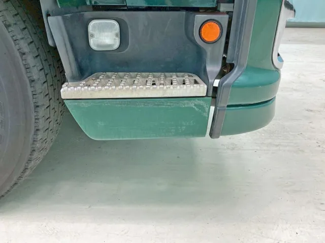運転席側ステップカバーにキズがあります。|いすゞ ギガ QDG-EXZ52BJの写真22
