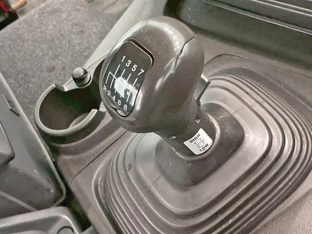 Low ⇔ High切り替えスイッチ付きのマニュアル16速です。(シフトのノブに割れがあります)|いすゞ ギガ QDG-EXZ52BJの写真25