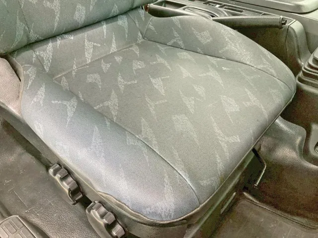 運転席座面にヘタリがあります。|日野 レンジャー TKG-FC9JGAP(2WD)の写真9