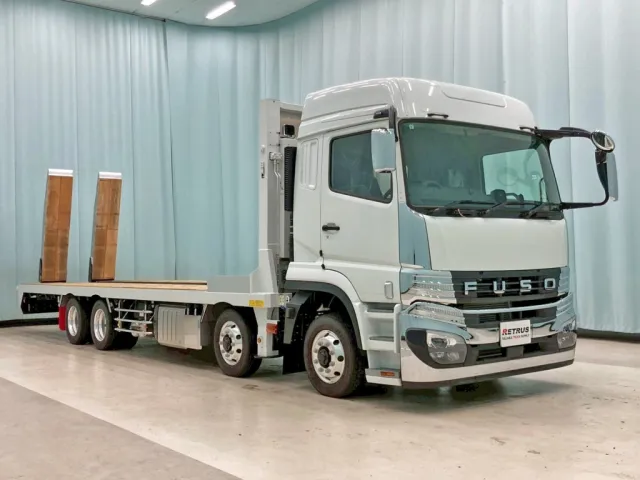 ホイールはアルミ製、サイドバンパーはステンレス製です。|三菱 スーパーグレート 2PG-FS80VZの写真2