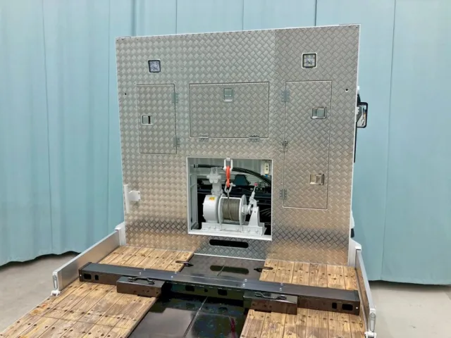 ウインチ付きです。(プロテクターに縞板アルミが張られています)|三菱 スーパーグレート 2PG-FS80VZの写真10