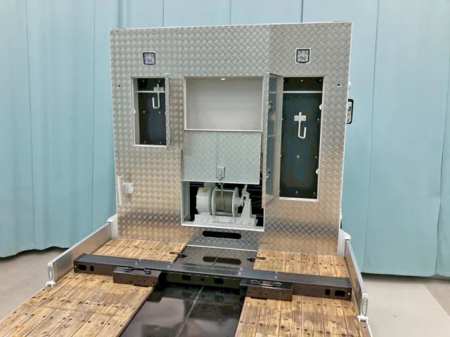 プロテクターにレバーブロック掛け付きの物入れが付いています。|三菱 スーパーグレート 2PG-FS80VZの写真11