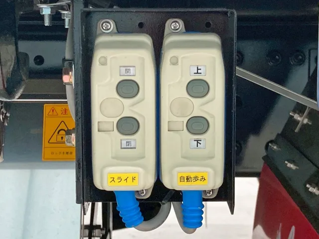 オートスライドの開閉 及び 歩みの昇降スイッチです。|三菱 スーパーグレート 2PG-FS80VZの写真16