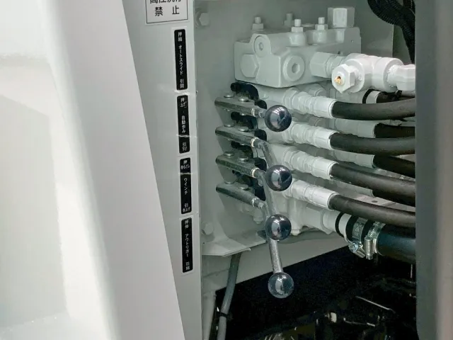 オートスライド・自動歩み・ウインチ・アウトリガーの操作レバーです。|三菱 スーパーグレート 2PG-FS80VZの写真17